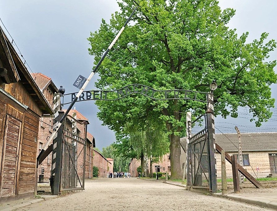 16.7_Auschwitz_-Wolfsschanze_2018_portti.jpg