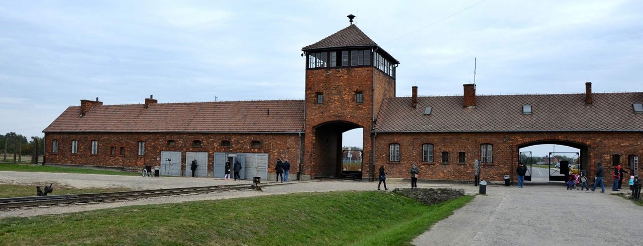 16.7_Auschwitz_-_birkenau_portti.jpg